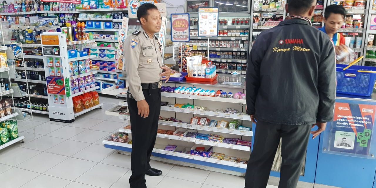 Menjaga Keamanan Wilayah Aipda Danu  Suheri Sambang  Minimarket Kelurahan Bugel Karawaci