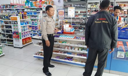 Menjaga Keamanan Wilayah Aipda Danu  Suheri Sambang  Minimarket Kelurahan Bugel Karawaci