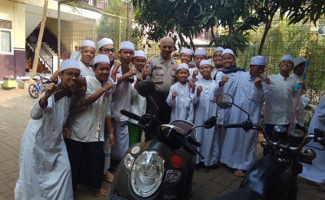 Keakraban Bhabinkamtibmas Polsek Cipondoh Bersama Santri Melalui Program Polsantren