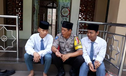 Dalam Suasana Santai, Aiptu Suhandi Berikan Pesan Kamtibmas Kepada Santri