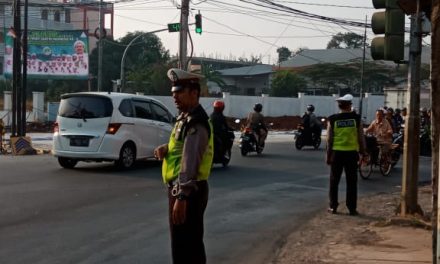 Anggota Lantas Polsek Cipondoh, Lakukan Pengaturan di Daerah Rawan Kemacetan