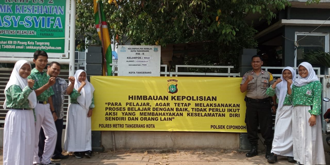 Kepolisian Sektor Cipondoh Melaksanakan Pemasangan Spanduk Himbauan Kamtibmas di SMK Kesehatan Assyifa Pinang