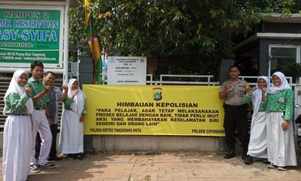 Kepolisian Sektor Cipondoh Melaksanakan Pemasangan Spanduk Himbauan Kamtibmas di SMK Kesehatan Assyifa Pinang