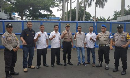 Berkorban Demi Masyarakat Bangsa dan Negara Wakapolsek Karawaci Pimpin Penyekatan Massa Serikat Buruh PT. Panarub Industries