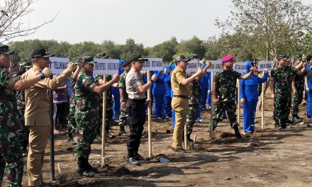 Penanaman Hutan Mangrove Rayakan HUT TNI Dihadiri Kapolsek Teluknaga