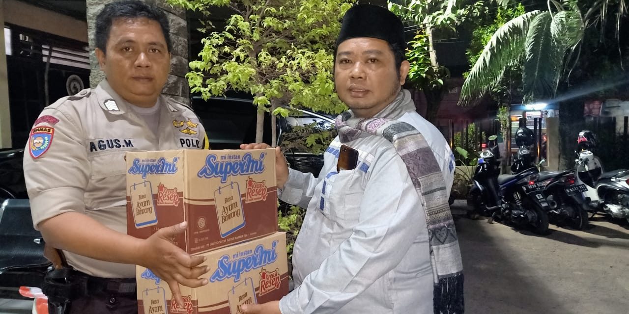 Silaturahmi dan Berikan Bantuan Bhabinkamtibmas Sudimara Pinang Sambangi Toga