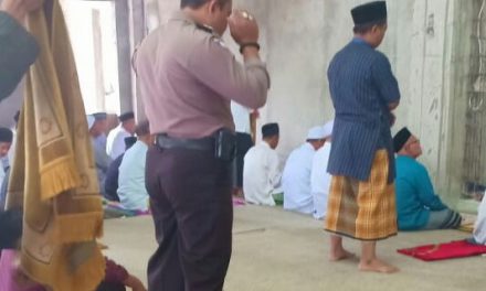 Polisi Cinta Masjid, Binmas Polsek Jatiuwung Shalat Dzuhur Berjamaah Bersama Warga