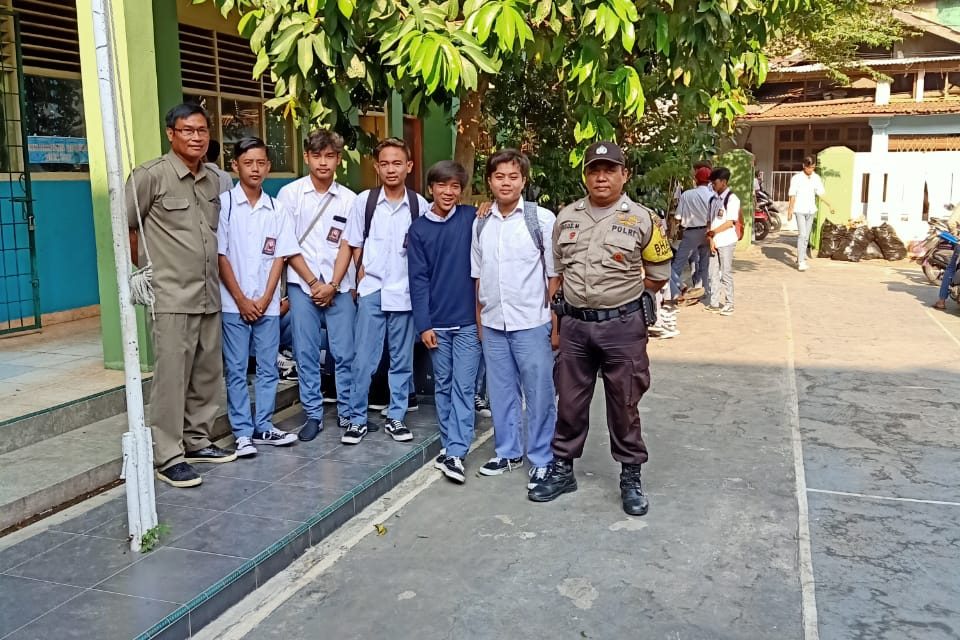 Bhabinkamtibmas Polsek Cipondoh Mengajak Kepala Sekolah Agar Siswanya Tidak Ikut Demo