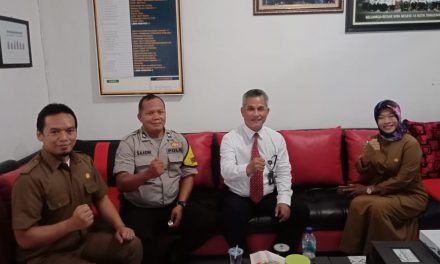 Bhabinkamtibmas Polsek Cipondoh Mengajak Siswa Tidak Ikut Demo Ke Jakarta