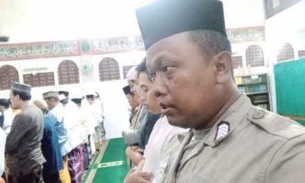 Shalat Berjamaah Salah Satu Cara Yang Dilakukan Binmas Polsek Jatiuwung Silaturahmi Dengan Warganya