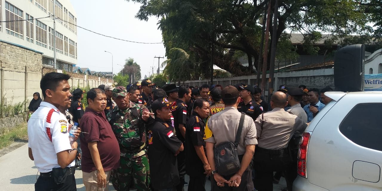 BPPKB Ranting Jatake Berunjuk Rasa di Depan PT. Cullet Prima Setia, Polsek Jatiuwung Lakukan Pengamanan