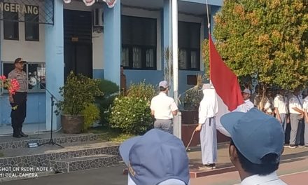 Kanit Binmas Polsek Jatiuwung, IPDA AGUS NURDIN Jadi Pembina Upacara di SMAN 15 Tangerang