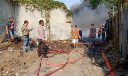 Cegah Kebakaran Merembet ke Pemukiman Warga, Polsek Jatiuwung Bersama Damkar Berusaha Padamkan Api