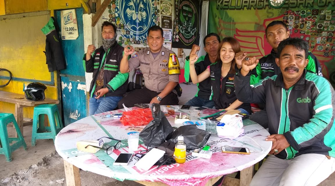 Sambang Kamtibmas Bhabinkamtibmas Dengan Mengunjungi Komunitas Ojek Online