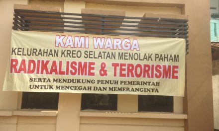 BHABINKAMTIBMAS KREO SELATAN AIPTU EDY PEMASANG SPANDUK ANTI RADIKALISME DAN TERORISME