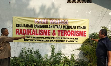 PEMASANGAN SPANDUK ANTI RADIKALISME DAN TERORISME OLEH BHABINKAMTIBMAS PANINGGILAN UTARA