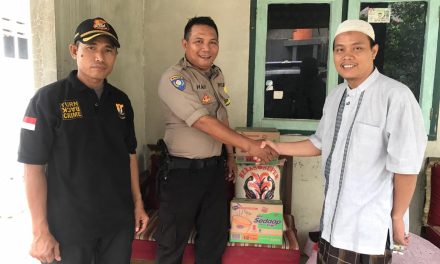 Sambil Memberikan Bantuan, Bhabinkamtibmas Polsek Cipondoh Sampaikan Pesan Kamtibmas