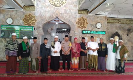 Kapolsek Batuceper melaksanakan Kegiatan Sholat Dzuhur berjamaah warga masyarakat di Masjid Jami Darussalam