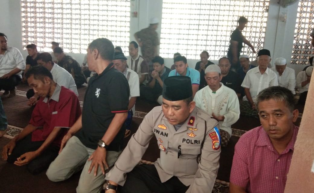 Kapolsek Batu Ceper KOMPOL HIDAYAT IWAN IRAWAN,SH.MA melaksanakan Sholat Jumat berjamaah bersama warga di Masjid Jami AL Muhajirin