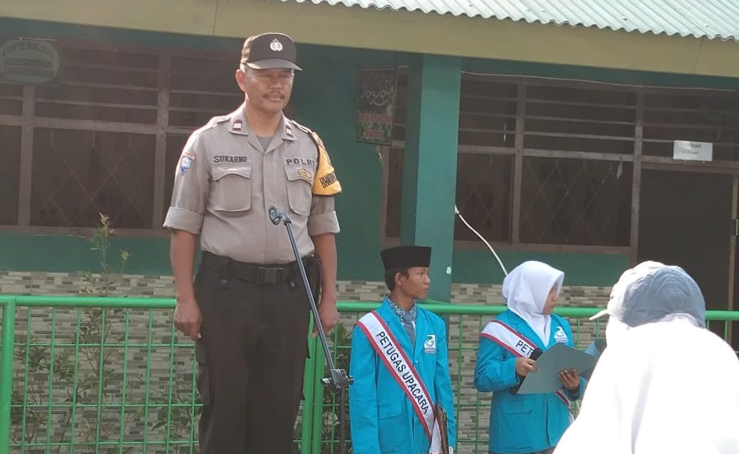 Bhabinkamtibmas Polsek Cipondoh Menjadi Pembina Upacara di Sekolah