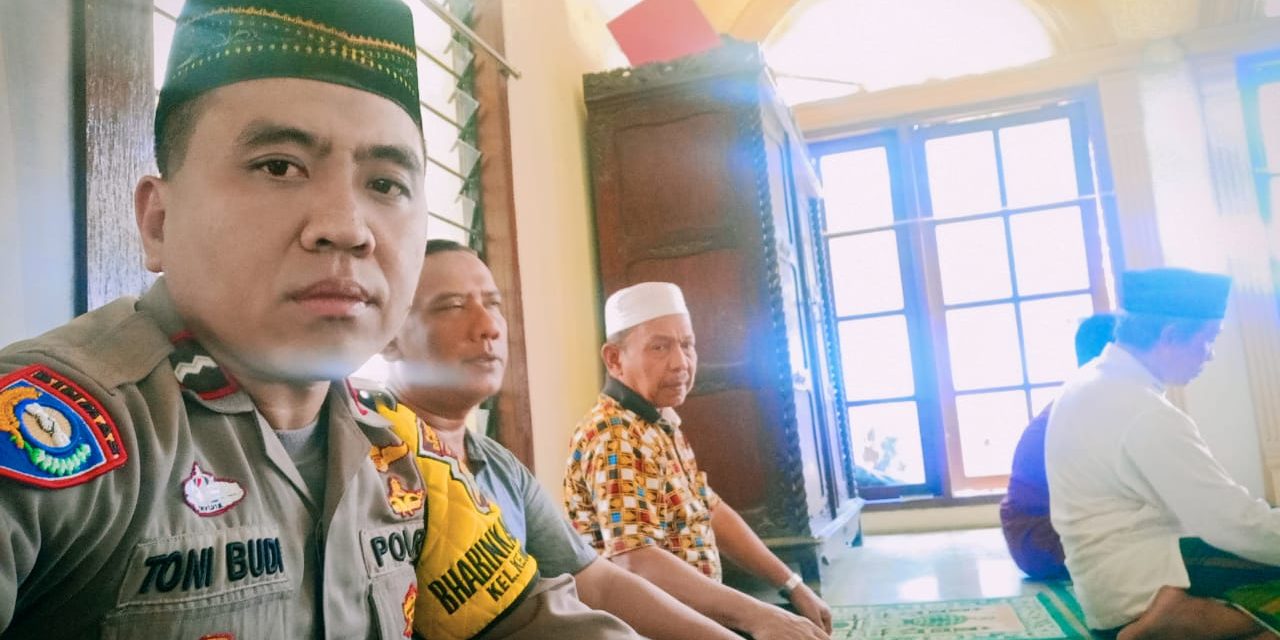 Hadir di tengah-tengah Jemaah masjid Jami An Nur bhabinkamtibmas AIPDA TONI BUDI sholat Jumat berjamaah bersama warga masyarakat