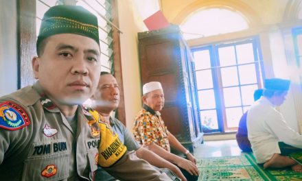 Hadir di tengah-tengah Jemaah masjid Jami An Nur bhabinkamtibmas AIPDA TONI BUDI sholat Jumat berjamaah bersama warga masyarakat