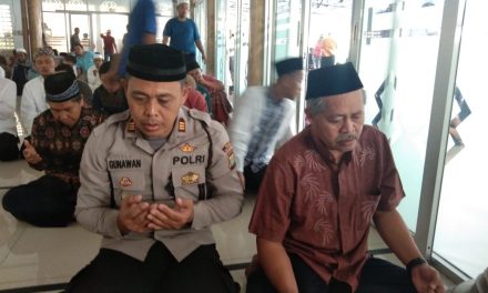 Wakapolsek Batu Ceper AKP GUNAWAN,S.Ap telah melaksanakan Sholat Jumat berjamaah bersama warga di Masjid Jami AL HUDA