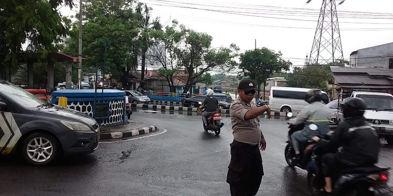 Begini, Bentuk Pelayanan Prima Samapta Polsek Neglasari di Jalan Raya