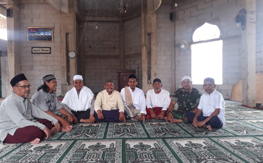 Shalat Jum’at Bersama Warga, Bhabinkamtibmas Polsek Neglasari tingkatkan Tali Silaturahmi