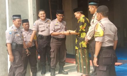 Polsek Jatiuwung Gelar Bakti Religi, Berikan Sumbangan Dana Pembangunan Masjid Jami Baiturrahman