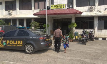 Anggota Samapta Polsek Jatiuwung Mengantarkan Seorang Nenek Yang Tersesat di Jalan Kepada Keluarganya