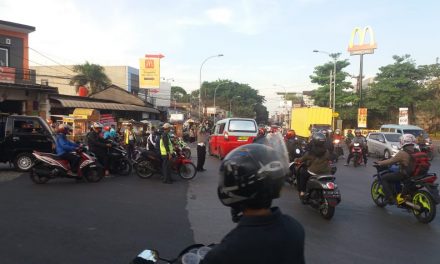 Antisipasi Kemacetan di Pagi Hari, Personil Lantas Polsek Jatiuwung Laksanakan Pengaturan Lalulintas