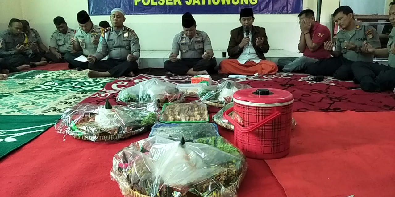 Mempererat Solidaritas, Kapolsek Jatiuwung Adakan Tasyakuran Rayakan Ulang Tahun Anggotnya