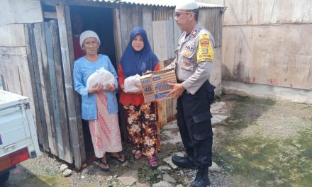 Tumbuhkan Keakraban Bhabinkamtibmas kel. Dadap Sambangi Warga