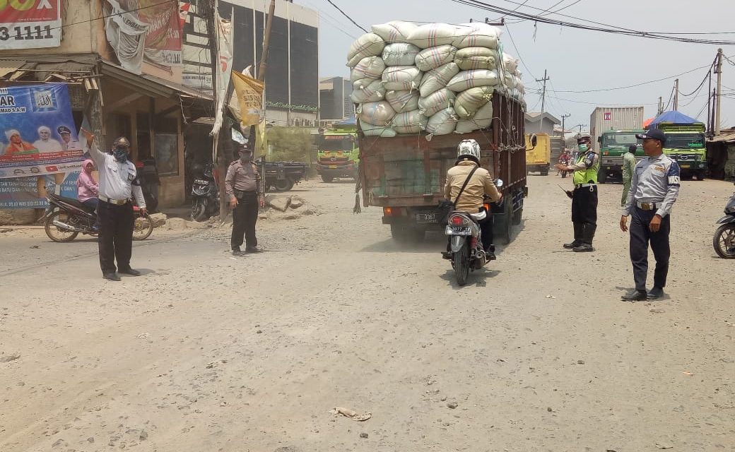 Tertibkan Truk Tanah Kanit Lantas Polsek Teluknaga Bersama Dishub Lakukan Pengaturan