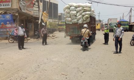 Tertibkan Truk Tanah Kanit Lantas Polsek Teluknaga Bersama Dishub Lakukan Pengaturan