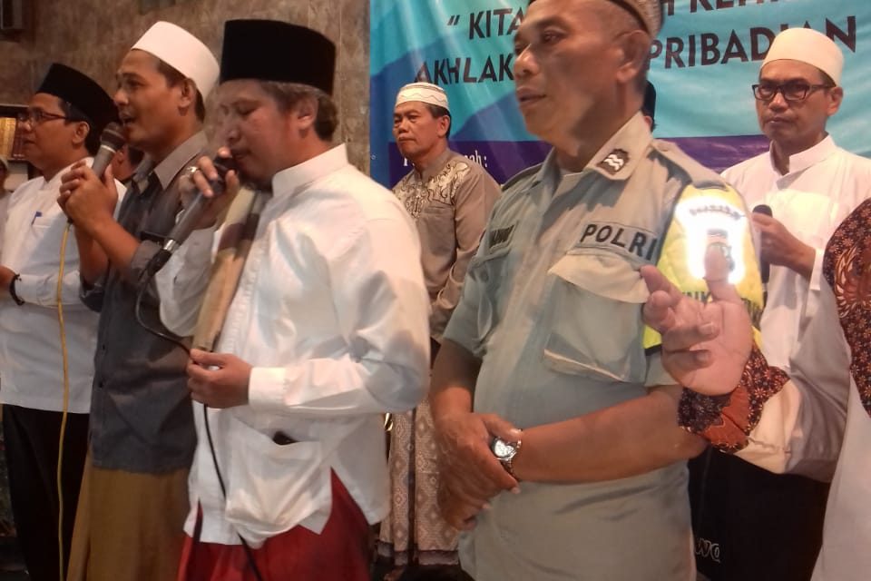 Dalam Melaksanakan Tugas Pengamanan Aiptu Darmawan Hadiri Kegiatan Peringatan Maulid Nabi Muhammad SAW Di Mesjid Al-muhajirin Kampung Galesong Margasari Karawaci Tangerang