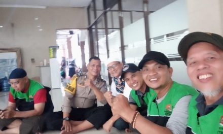 Setelah Sholat Zuhur Berjamaah, Aiptu Asmad Temui Pengurus DKM Masjid Uswatun Hasanah