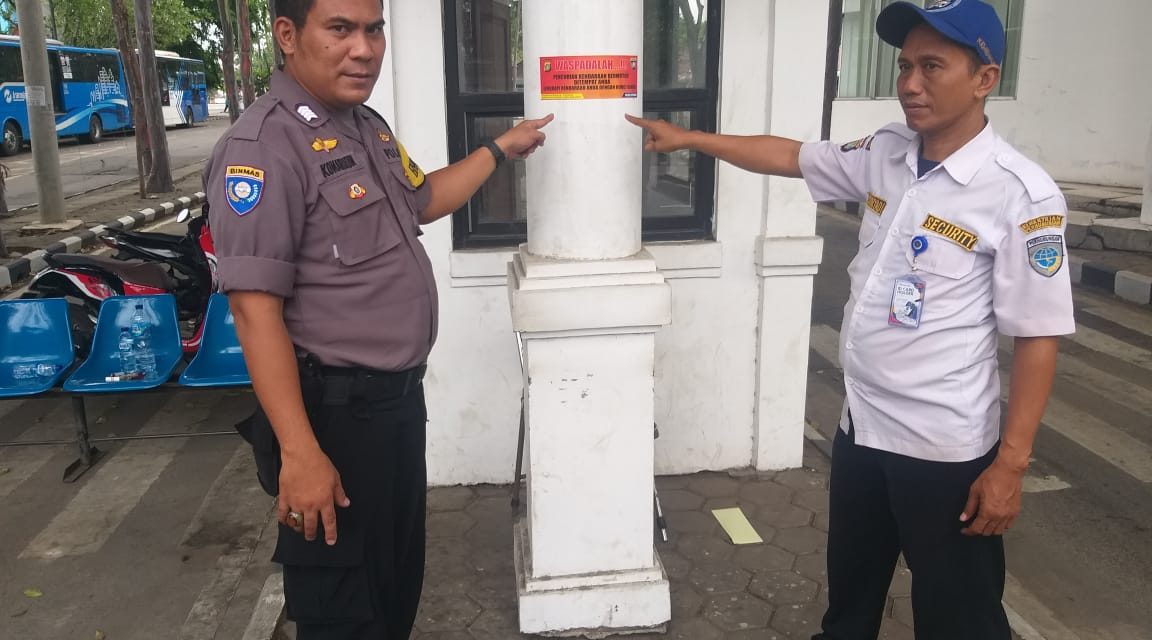 Di Terminal Poris Plawad, Bripka Komarudin  Pasang Stiker Himbauan Kamtibmas