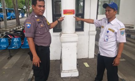 Di Terminal Poris Plawad, Bripka Komarudin  Pasang Stiker Himbauan Kamtibmas