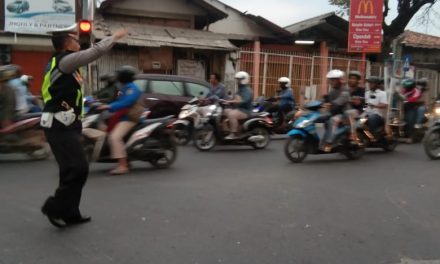 Cegah Kemacetan di Sore Hari, Kanit Lantas Polsek Cipondoh Atur Arus Lalulintas