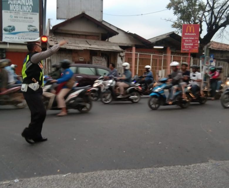 Cegah Kemacetan di Sore Hari, Kanit Lantas Polsek Cipondoh Atur Arus Lalulintas