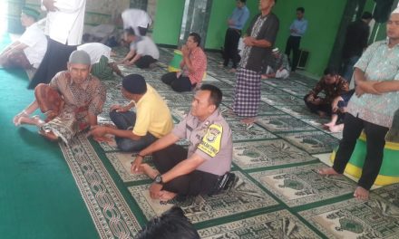 Sejukan Hati Damai Dan Sejahtera Bhabinkamtibmas Pasar Baru Brigadir Sujarwoto Melaksanakan Sholat Jumat