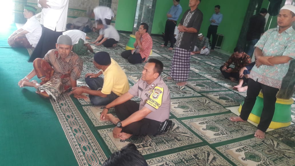 Sejukan Hati Damai Dan Sejahtera Bhabinkamtibmas Pasar Baru Brigadir Sujarwoto Melaksanakan Sholat Jumat