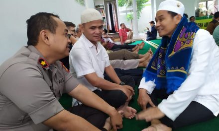 Selesai Sholat Berjamaah, Kapolsek Cipondoh Sempatkan Diri Bertemu Toga