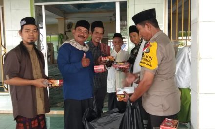 Binmas Polsek Neglasari Bagikan Makan Siang Kepada Para Jamaah Shalat Jum’at