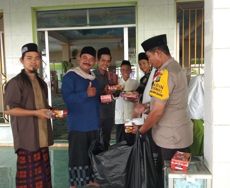 Binmas Polsek Neglasari Bagikan Makan Siang Kepada Para Jamaah Shalat Jum’at