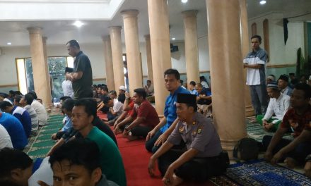 Wakapolsek Jatiuwung, AKP BAMBANG LEGOWO Shalat Jum’at di Masjid Jami Daarussalam