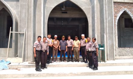 Kegiatan Bakti Sosial Polsek Jatiuwung Bersihkan Masjid Baiturrahman Jelang Shalat Jum’at