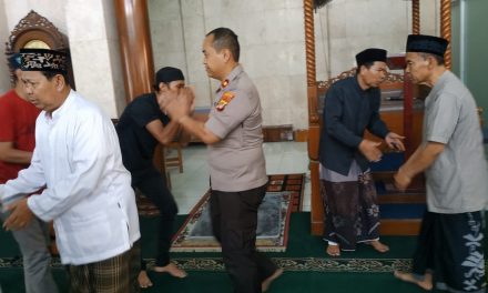 Sholat Berjamaah Salah Satu Cara Pantau Kamtibmas Oleh Kapolsek Cipondoh